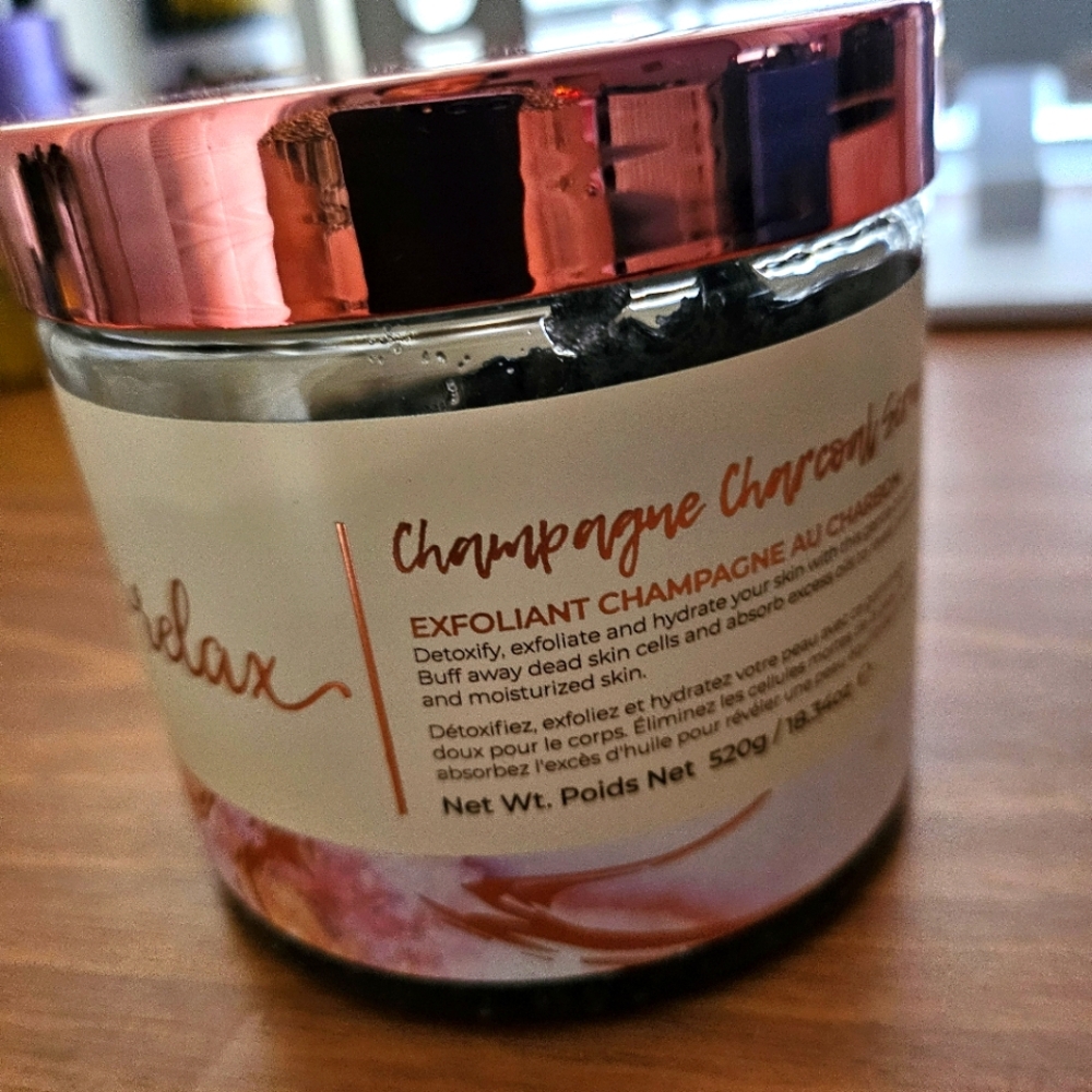 Mana Kadar Champagne Charcoal Scrub